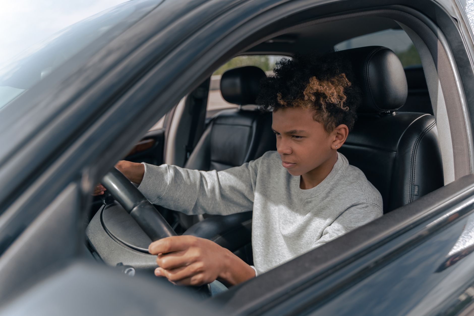 Fahrschüler konzentriert am Steuer während einer Fahrstunde